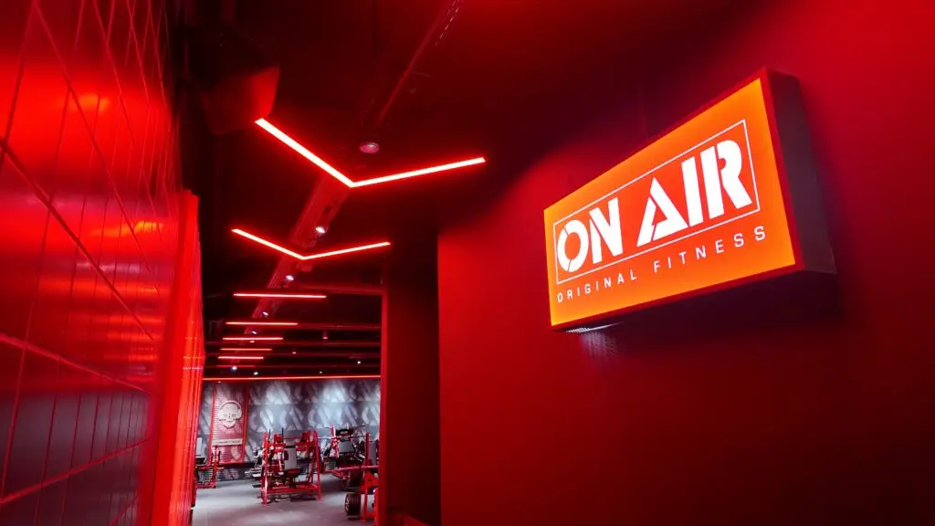 Entrada a uno de los gimnasios en españa de On Air Fitness