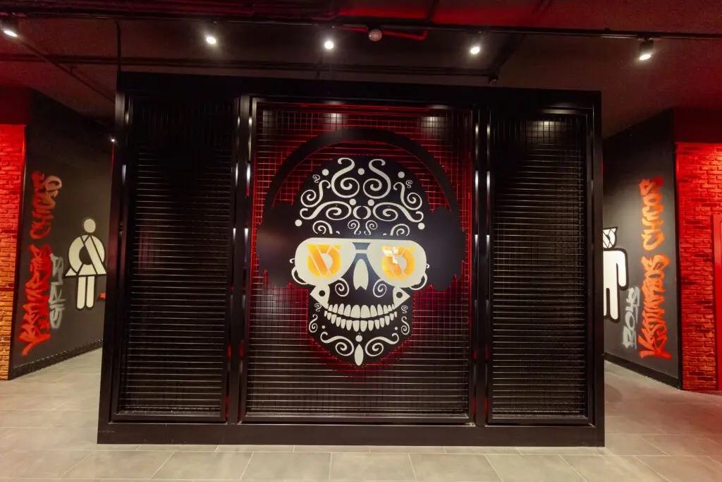 Apertura gimnasio Barcelona, calavera con audífonos On Air Fitness.