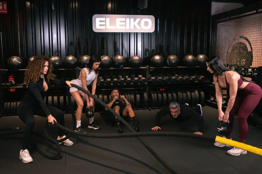 Grupo de personas entrenando en el gimnasio