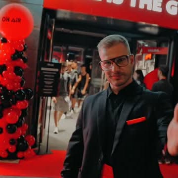 🇪🇸 ¡ON AIR sigue creciendo! 
Anoche vivimos una gran inauguración en @onairfitness_valencialesarts 🎉� Queremos dar un enorme agradecimiento a nuestros franquiciados, colaboradores y clientes por acompañarnos en esta jornada increíble, llena de música, espectáculo y buena energía. 
Seguimos apostando por la calidad, la música y el diseño, llevando la experiencia On Air Fitness a cada rincón de España. 🇪🇸

🔴 𝗦𝗣𝗢𝗥𝗧 I 𝗠𝗨𝗦𝗜𝗖 I 𝗗𝗘𝗦𝗜𝗚𝗡 🔴

#OnAirEspaña #Fitness #Deporte #Música #Diseño #Innovación #OnAirFitness #OnAir