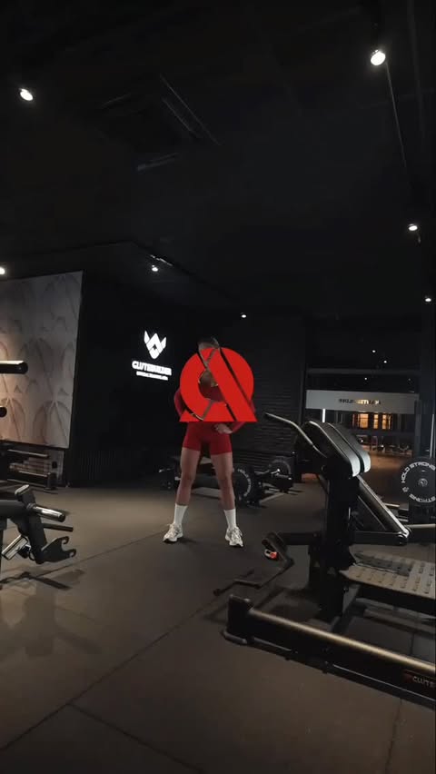 BEM-VINDO À 𝗚𝗟𝗨𝗧𝗘 𝗭𝗢𝗡𝗘🍑
Arde, pica… e é exatamente essa a sensação que queremos!
O teu espaço Glute Builder está aqui para te ajudar a esculpir e fortalecer toda a parte
inferior do corpo, com um foco especial nos glúteos.
Pura ativação muscular graças a máquinas de última geração — vais adorar!
Pronto para subir de nível e dar tudo no teu dia de glúteos? 🔥