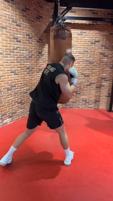 Espalda hecha ✅ 10 min de cardio 💦🥊
#valencia #españa #boxeo #boxing #бокс