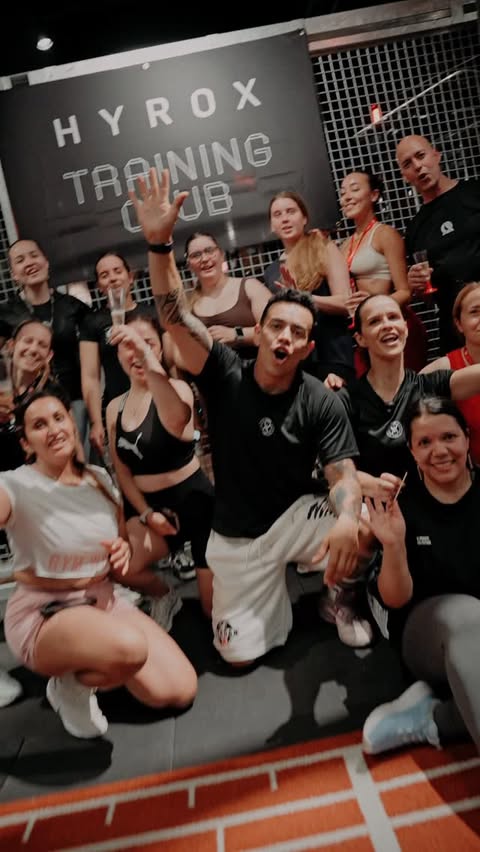 Aquí os traemos la inauguración Hyrox Training Club, lo que vivimos juntos fue mucho más que un entrenamiento fue el comienzo de algo grande. 🔥
Gracias a @advancevictory.fit por diseñar la rutina que nos hizo darlo todo y liderar cada segundo de ese entrenamiento. 
Y a todos los que sudaron, aguantaron y disfrutaron con nosotros: sois la comunidad que queríamos construir. 💪🏼
Lo mejor está por venir.