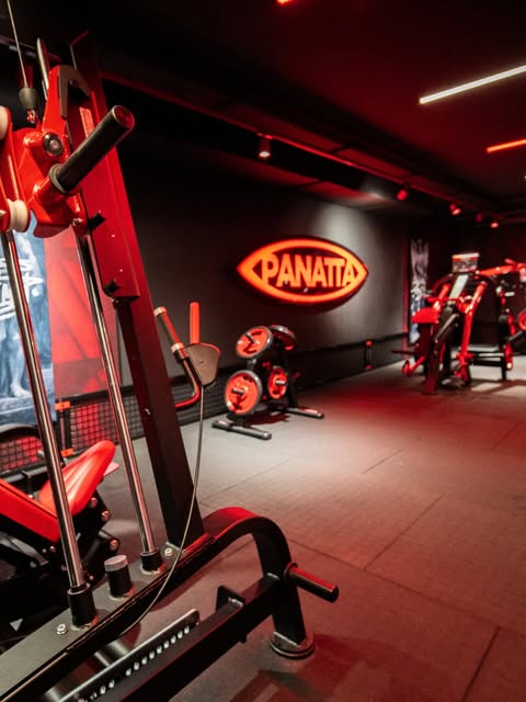 Conheces a engenharia italiana aplicada ao fitness? 🇮🇹
🔥 As máquinas da Panatta combinam biomecânica avançada com um acabamento premium para que cada exercício seja exatamente como deve ser 💯
Musculação guiada ao mais alto nível — para quem não se contenta com menos 💪
Vem sentir a diferença 🚀