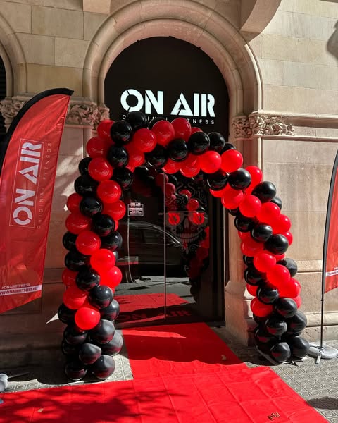 Ayer abrió sus puertas ON AIR Fitness Barcelona Universitat: 2000 m² de diseño, tecnología de vanguardia y música que lo impulsa todo 🔴

Cardio premium de Life Fitness, equipamiento de élite de Eleiko y Glute Builder, fuerza Hammer Strength con estilo y una atmósfera underground que te lleva más allá del entrenamiento.

Un espacio pensado para superar tus límites desde el primer día. ¿Listo para entrar en modo ON AIR? 🔥