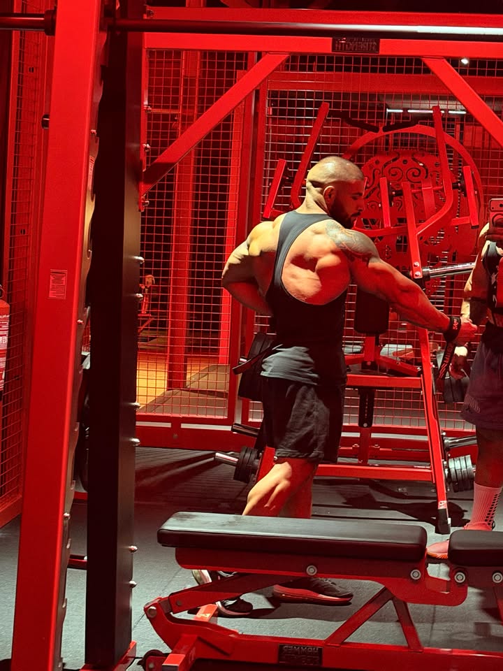 Algunos momentos durante mi entrenamiento de preparación: espalda, bíceps y tríceps. ⚔️

La fuerza es fundamental durante una preparación. El objetivo no es simplemente bajar de peso, sino mantener al máximo la masa muscular que tanto trabajo ha costado construir.

Mantener la fuerza es mantener el músculo.

Somos culturistas, no simplemente personas que buscan perder peso. 🏋️‍♂️

La preparación consiste en llegar más definido, sí, pero sin sacrificar todo lo que hemos construido.
@carlospereda.ifbbpro 🧠🫡

#npcclassicphysique #workout
